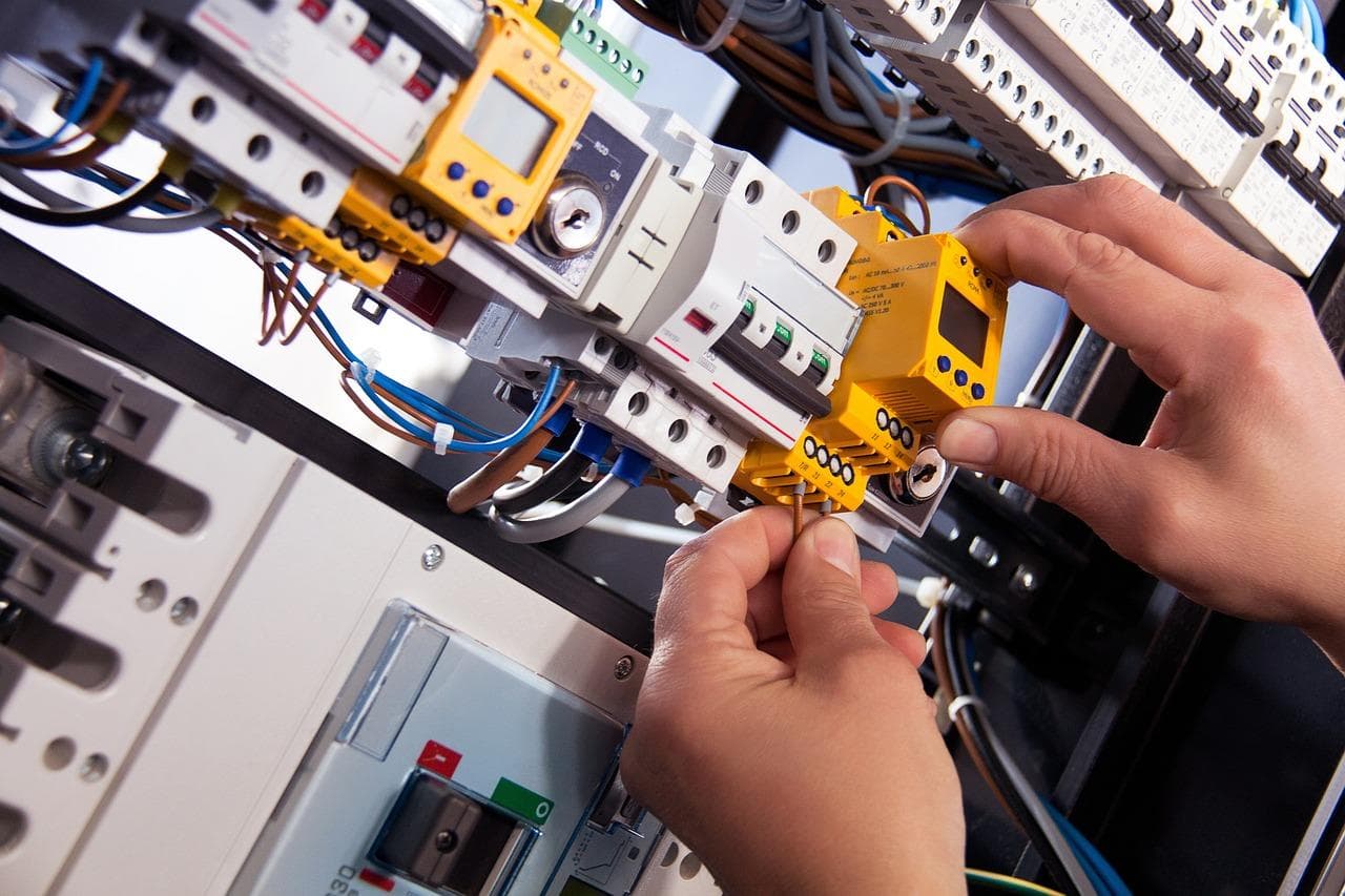 Elektromechanik měřicích, regulačních zařízení a systému ochran VN